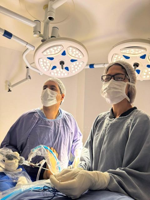 Dr. Carlos Frederico Miranda e equipe acompanhando um procedimento no centro cirúrgico